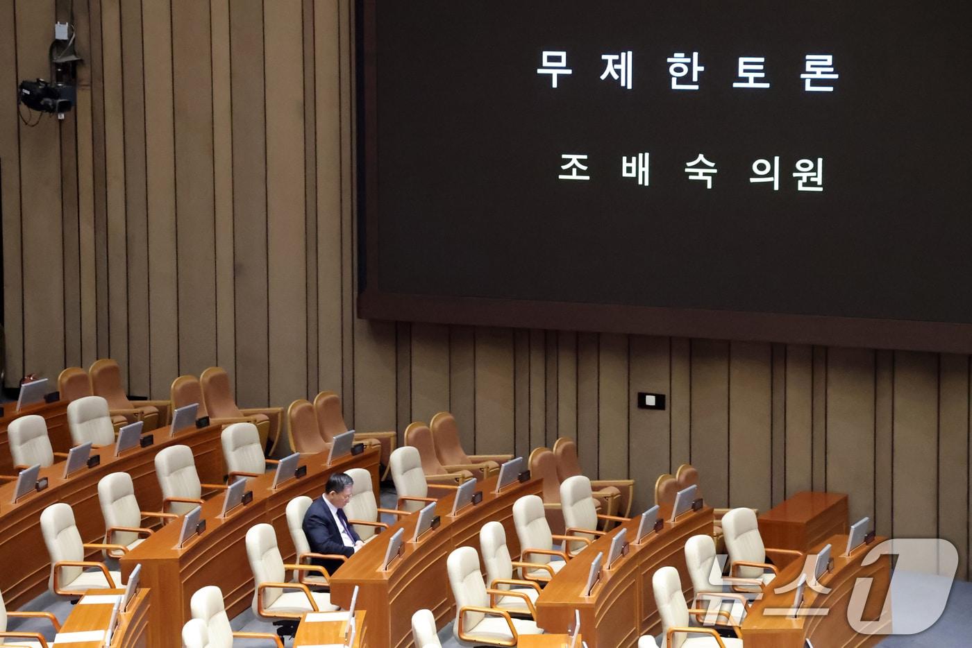 본문 이미지 - 25일 서울 여의도 국회에서 열린 제432회 국회(임시회) 8차 본회의에서 조배숙 국민의힘 의원이 이른바 '법왜곡죄' 형법일부개정법률안(대안) 수정안에 대해 무제한토론(필리버스터)을 하는 가운데 정성호 법무부 장관이 자리하고 있다. 2026.2.25 ⓒ 뉴스1 이승배 기자