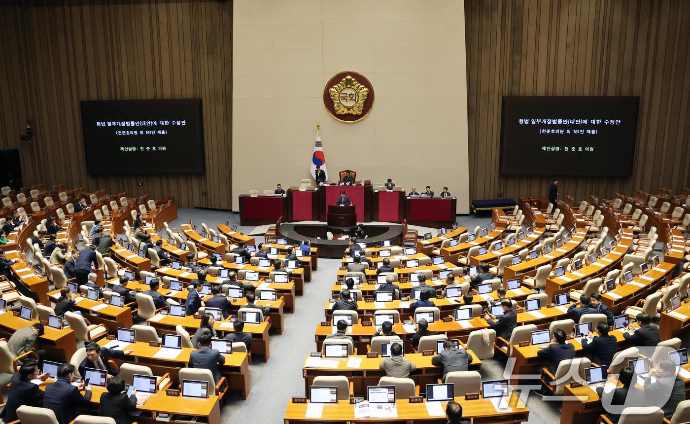 본문 이미지 - 25일 서울 여의도 국회에서 열린 제432회국회(임시회) 8차 본회의에서 천준호 더불어민주당 원내수석이 이른바 '법왜곡죄' 형법일부개정법률안(대안) 수정안에 대해 제안설명하고 있다. 2026.2.25 ⓒ 뉴스1 이승배 기자