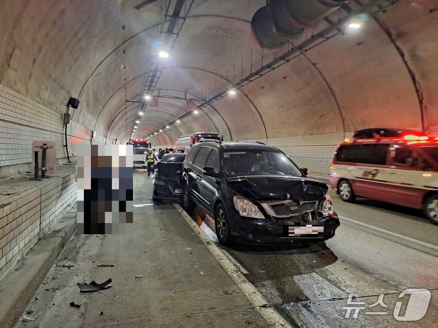 본문 이미지 - 강원 강릉 왕산면 영동고속도로 대관령 4터널 강릉방향 교통사고 현장.(강원도소방본부 제공, 재판매 및 DB금지)