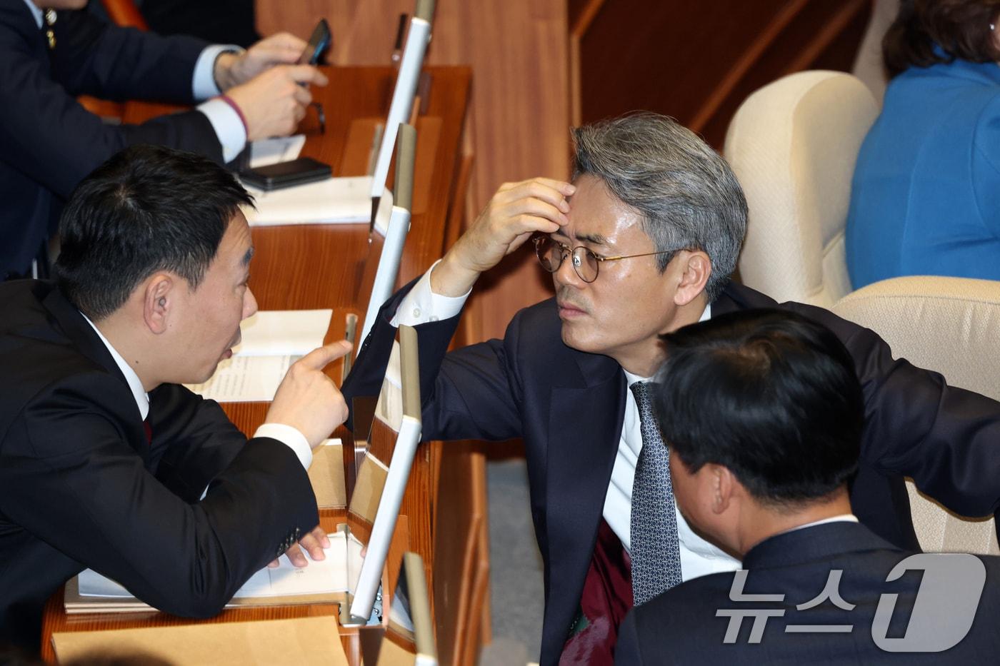 본문 이미지 - 지난 2월 25일 서울 여의도 국회에서 열린 제432회국회(임시회) 8차 본회의에서 더불어민주당 소속 법사위원인 김용민, 김기표, 박균택 의원(왼쪽부터)이 대화하고 있는 모습. 2026.2.25 ⓒ 뉴스1 이승배 기자