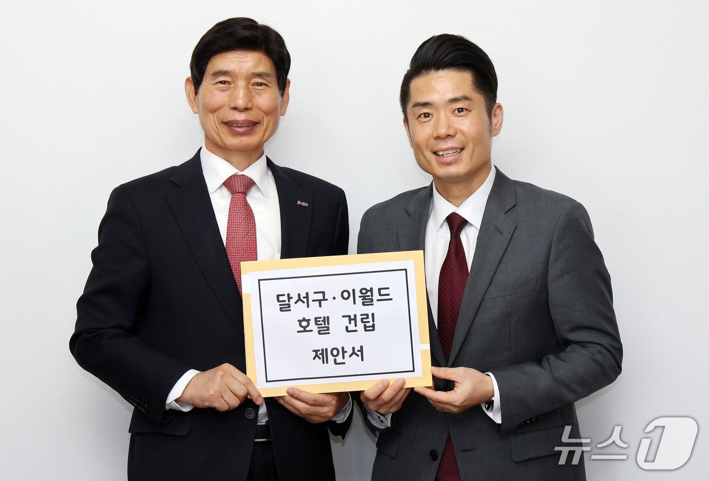 본문 이미지 - 이태훈 대구 달서구청장(왼쪽)이 박동진 이월드 대표에게 호텔 건립 제안서를 전달했다. (달서구 제공. 재판매 및 DB 금지)