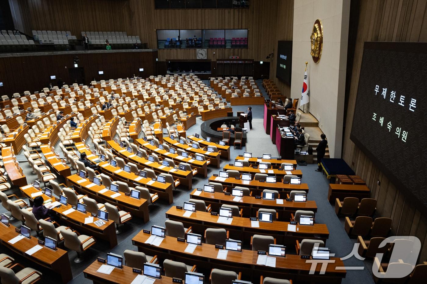 본문 이미지 - 조배숙 국민의힘 의원이 25일 서울 여의도 국회에서 열린 제432회 국회(임시회) 제8차 본회의에서 형법 일부개정법률안(수정안)에 대한 무제한토론(필리버스터)을 하고 있다. 2026.2.25 ⓒ 뉴스1 유승관 기자