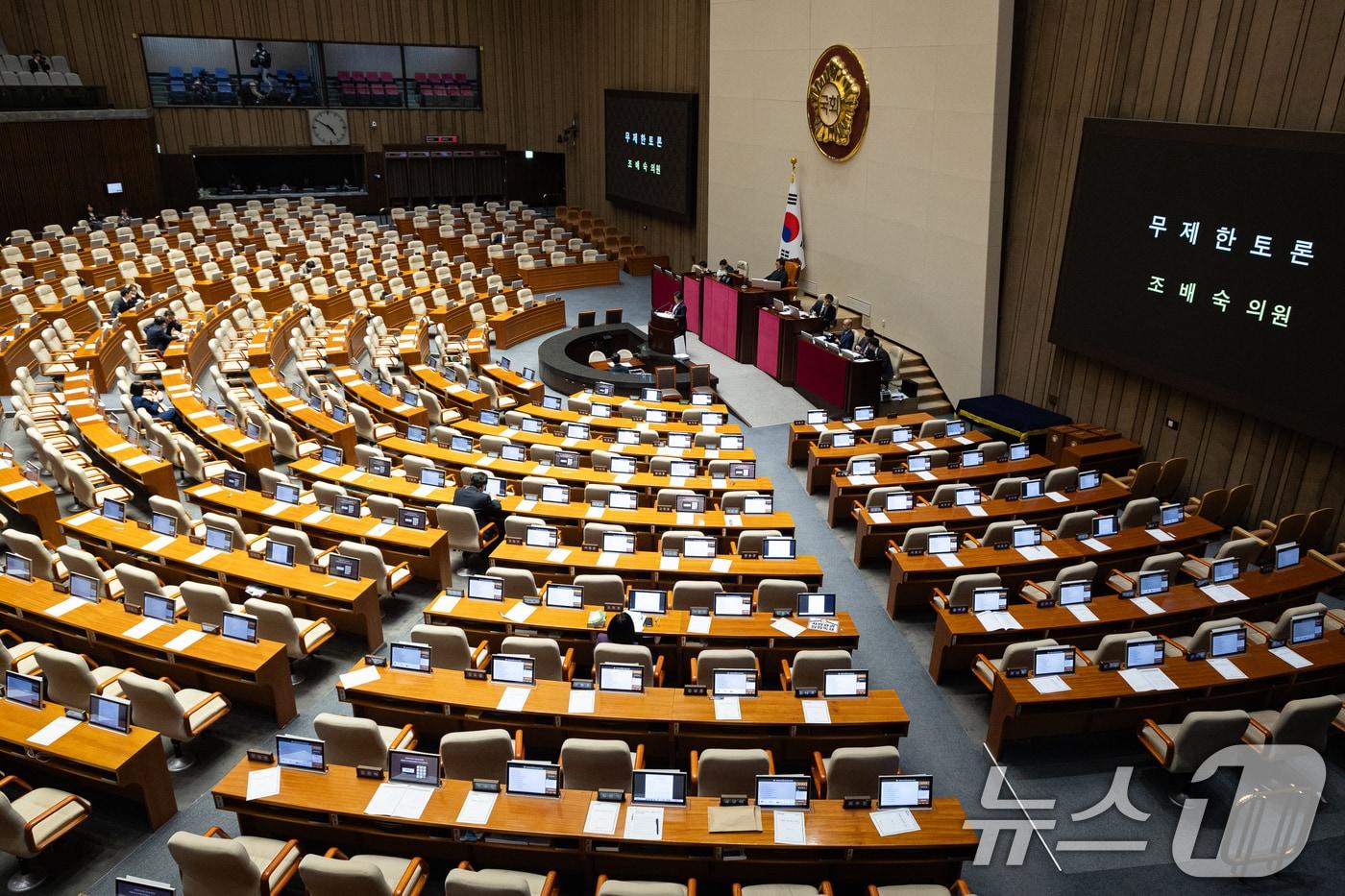 본문 이미지 - 조배숙 국민의힘 의원이 지난 25일 서울 여의도 국회에서 열린 제432회 국회(임시회) 제8차 본회의에서 형법 일부개정법률안(수정안)에 대한 무제한토론(필리버스터)을 하고 있다. 2026.2.25 ⓒ 뉴스1 유승관 기자