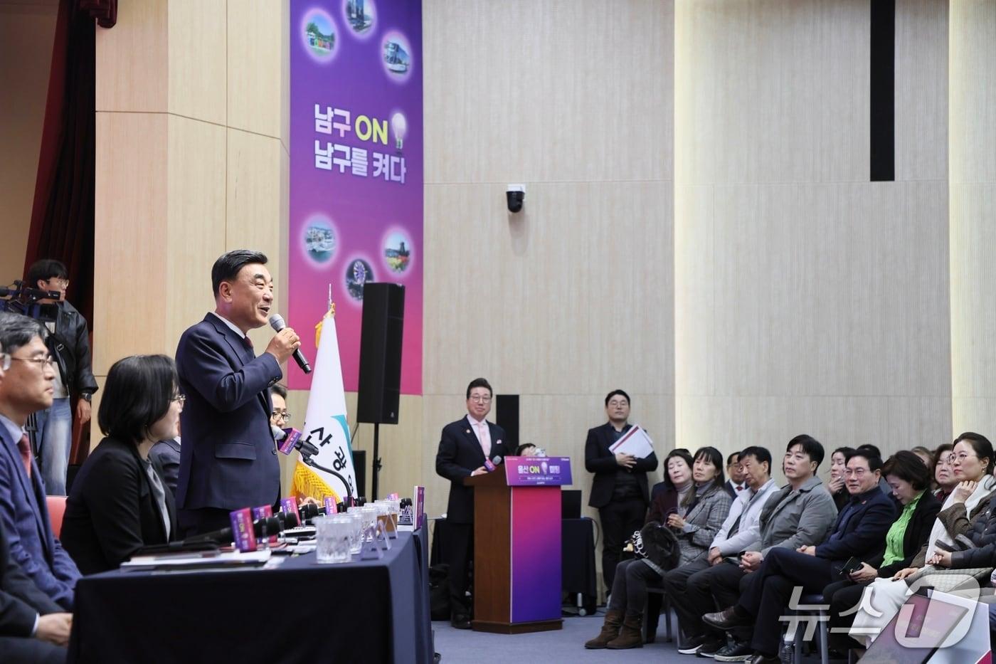 본문 이미지 - 김두겸 울산시장이 25일 울산 남구청 대강당에서 '온 미팅' 행사를 진행하고 있다. (울산시 제공. 재판매 및 DB 금지) /뉴스1