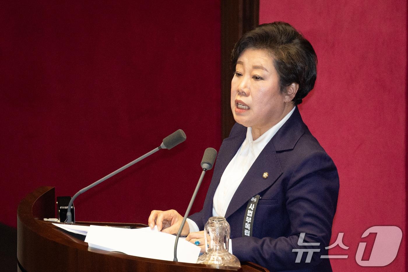 본문 이미지 - 조배숙 국민의힘 의원이 25일 서울 여의도 국회에서 열린 제432회 국회(임시회) 제8차 본회의에서 형법 일부개정법률안(수정안)에 대한 무제한토론(필리버스터)을 하고 있다. 2026.2.25 ⓒ 뉴스1 유승관 기자