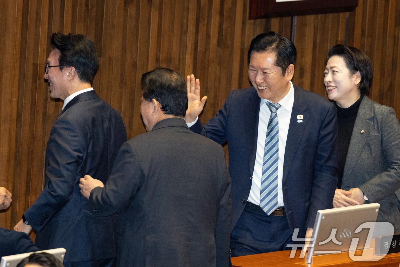 본문 이미지 - 김민석 국무총리와 정청래 더불어민주당 대표가 25일 서울 여의도 국회에서 열린 제432회 국회(임시회) 제8차 본회의에서 인사하고 있다. 2026.2.25 ⓒ 뉴스1 유승관 기자