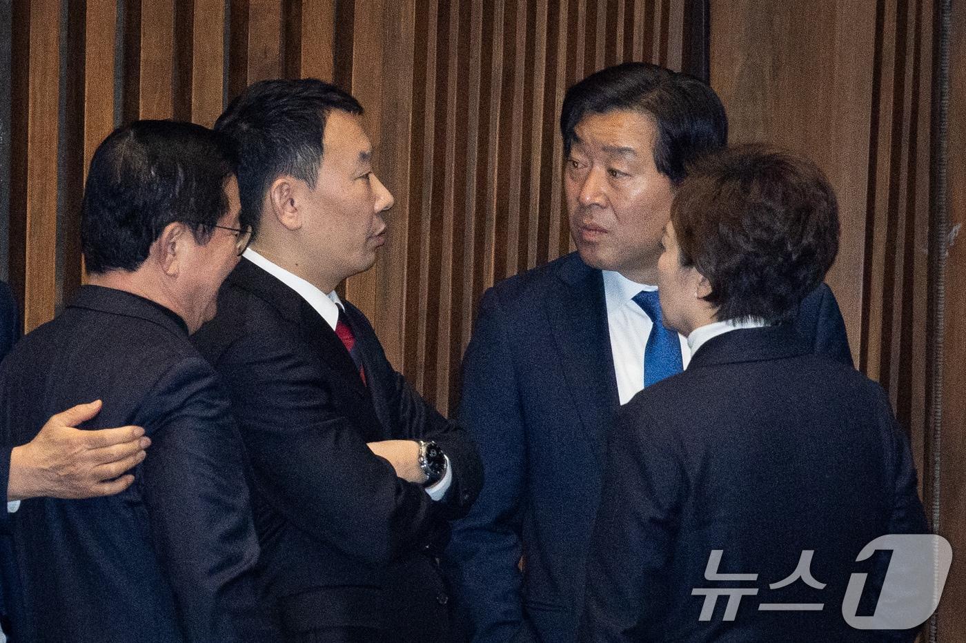 본문 이미지 - 김용민 법사위 민주당 간사와 황명선, 이언주 최고위워니 25일 서울 여의도 국회에서 열린 제432회 국회(임시회) 제8차 본회의에서 대화하고 있다. 2026.2.25 ⓒ 뉴스1 유승관 기자