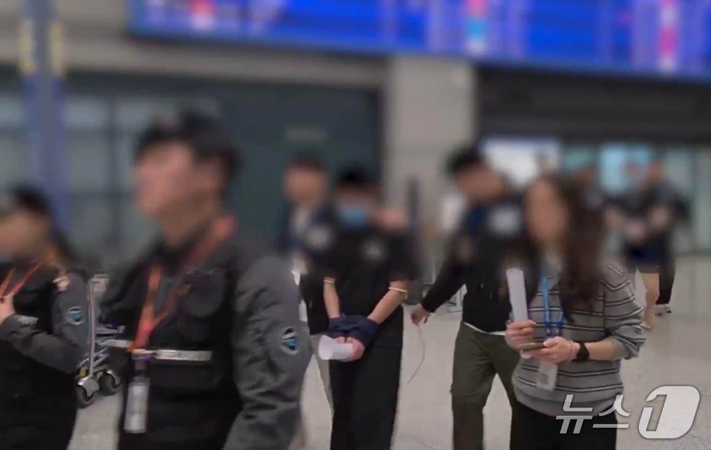 본문 이미지 - 중국과 동남아에 거점을 두고 전화금융사기(보이스피싱) 범행을 저지른 혐의로 피의자가 국내로 송환되고 있다.(경기 의정부경찰서 제공. 재판매 및 DB 금지)/뉴스1 