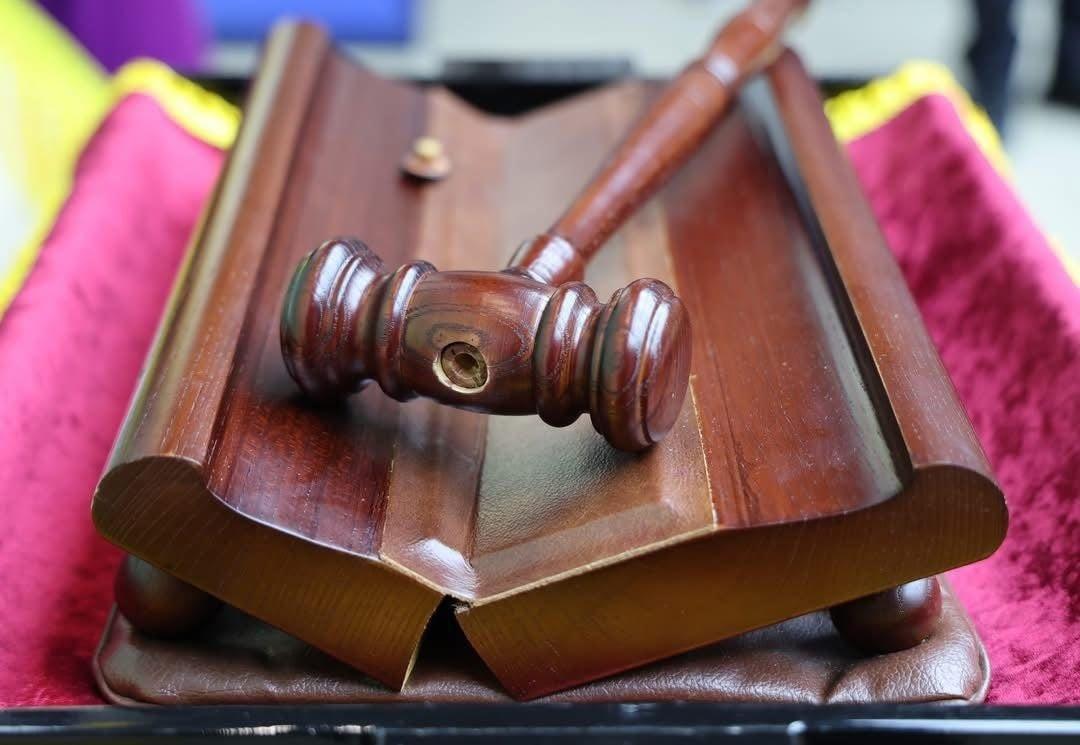 본문 이미지 - 국회기록원에 기증된 의사봉과 의사봉 판. (출처 : 우원식 국회의장 페이스북)