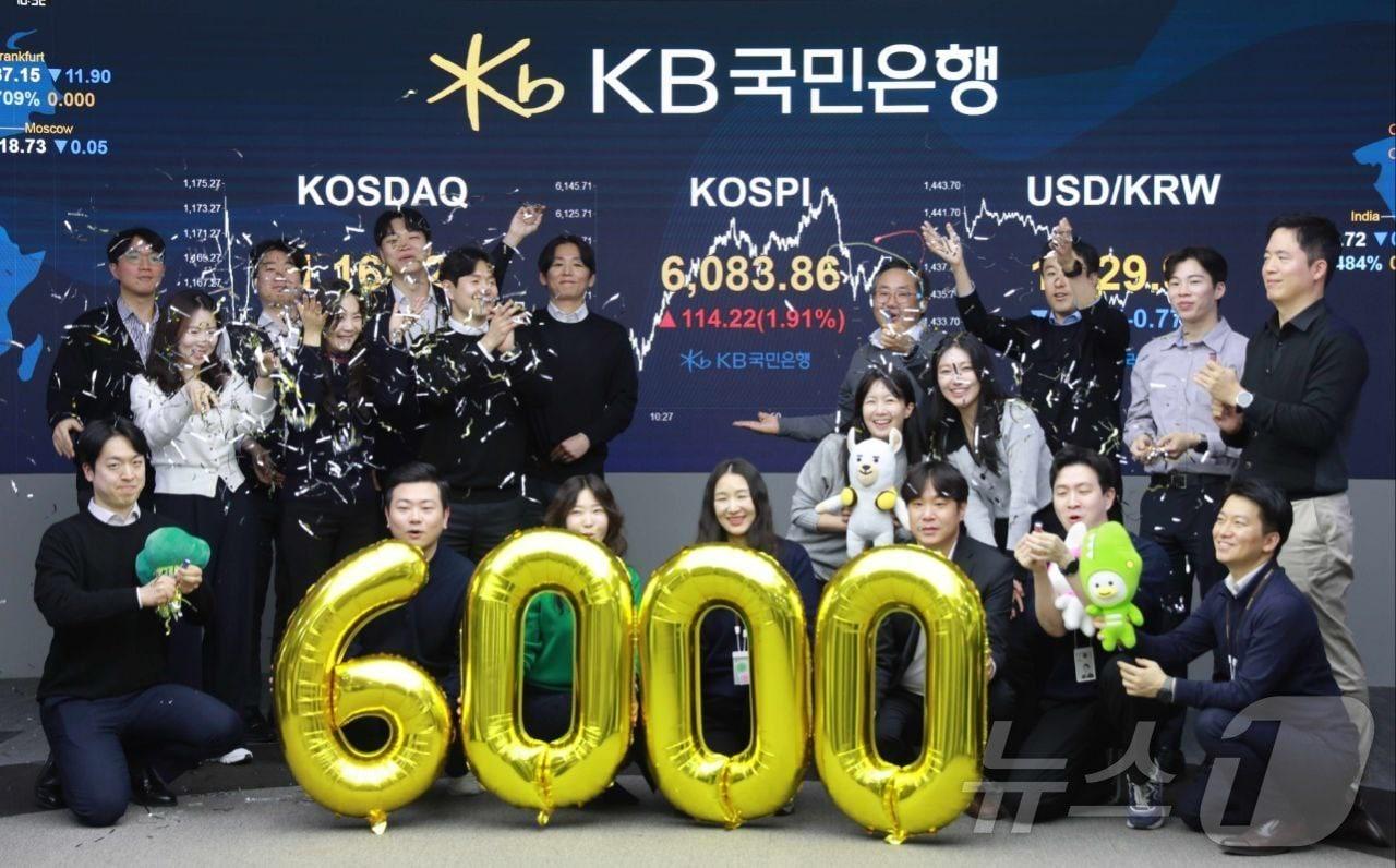 본문 이미지 - 코스피가 종가 기준 사상 처음 6000선을 돌파한 지난달 25일 오후 서울 영등포구 KB국민은행 딜링룸에서 직원들이 축하 세리머니를 하고 있다.  (국민은행 제공. 재판매 및 DB 금지) 2026.2.25 ⓒ 뉴스1