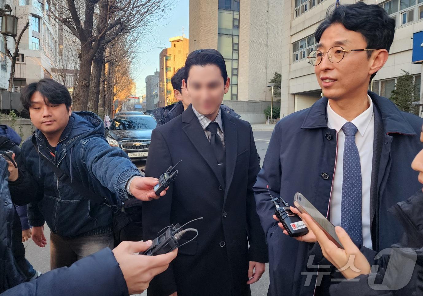 본문 이미지 - 피의자 신분으로 경찰 조사를 받은 김병기 무소속 의원의 차남이 지난달 25일 마포구 서울경찰청 공공범죄수사대에서 이동하고 있다. 2026.2.25 ⓒ 뉴스1 권진영 기자