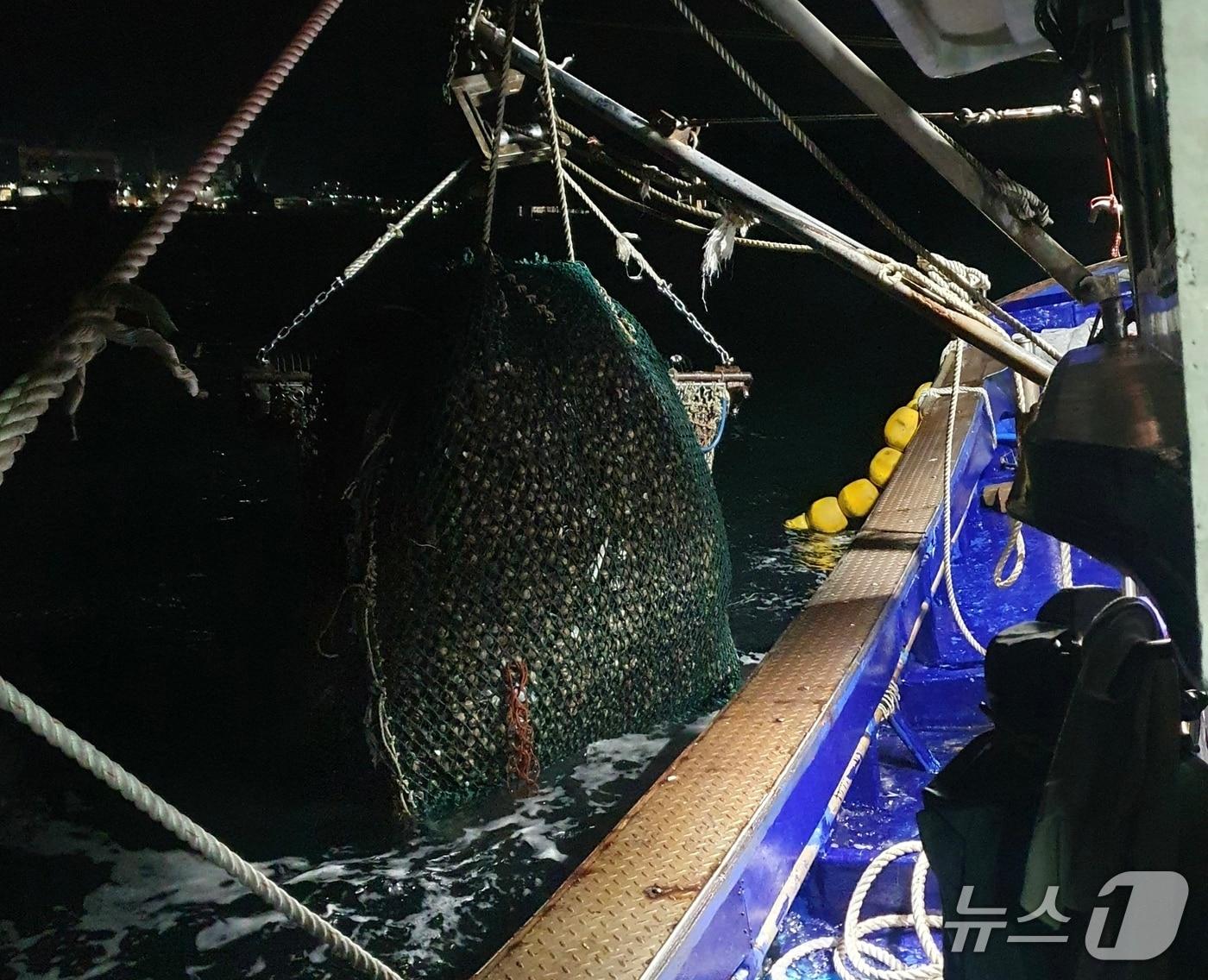 본문 이미지 - 해경에 단속된 불법 조개 채취선(창원해경 제공. 재판매 및 DB금지)