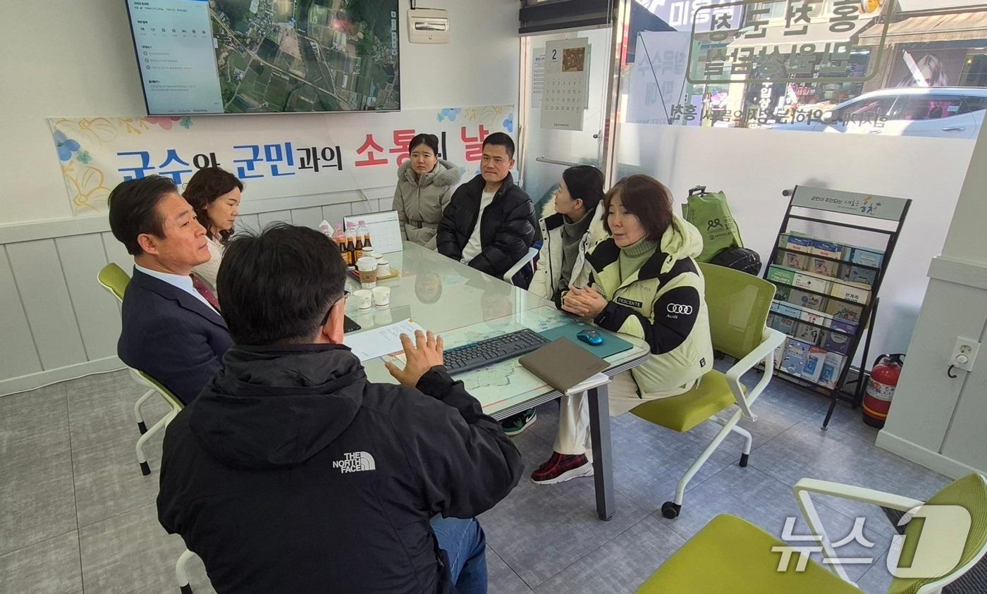 본문 이미지 - '군수와 군민과의 소통의 날'.(홍천군 제공. 재판매 및 DB금지)/뉴스1
