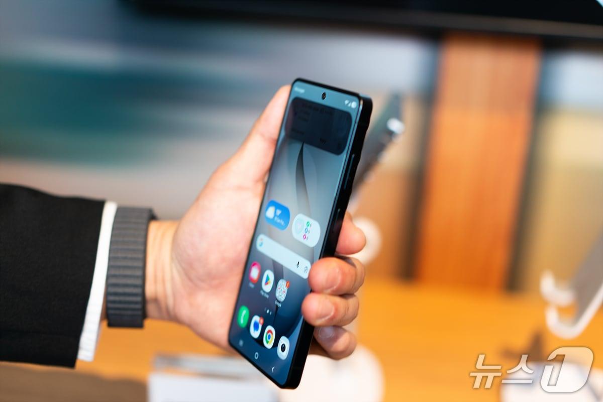 본문 이미지 - '갤럭시S26 울트라'에 적용된 '프라이버시 디스플레이' 기능. 알림창에만 기능이 적용돼 측면에서 알림 내용이 보이지 않는다. 2026.2.25 ⓒ 뉴스1 이기범 기자