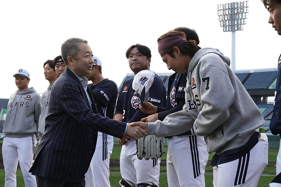 본문 이미지 - 박정원 두산그룹 회장이 25일 일본 미야자키를 찾아 두산 베어스 선수단을 격려했다. (두산 베어스 제공)