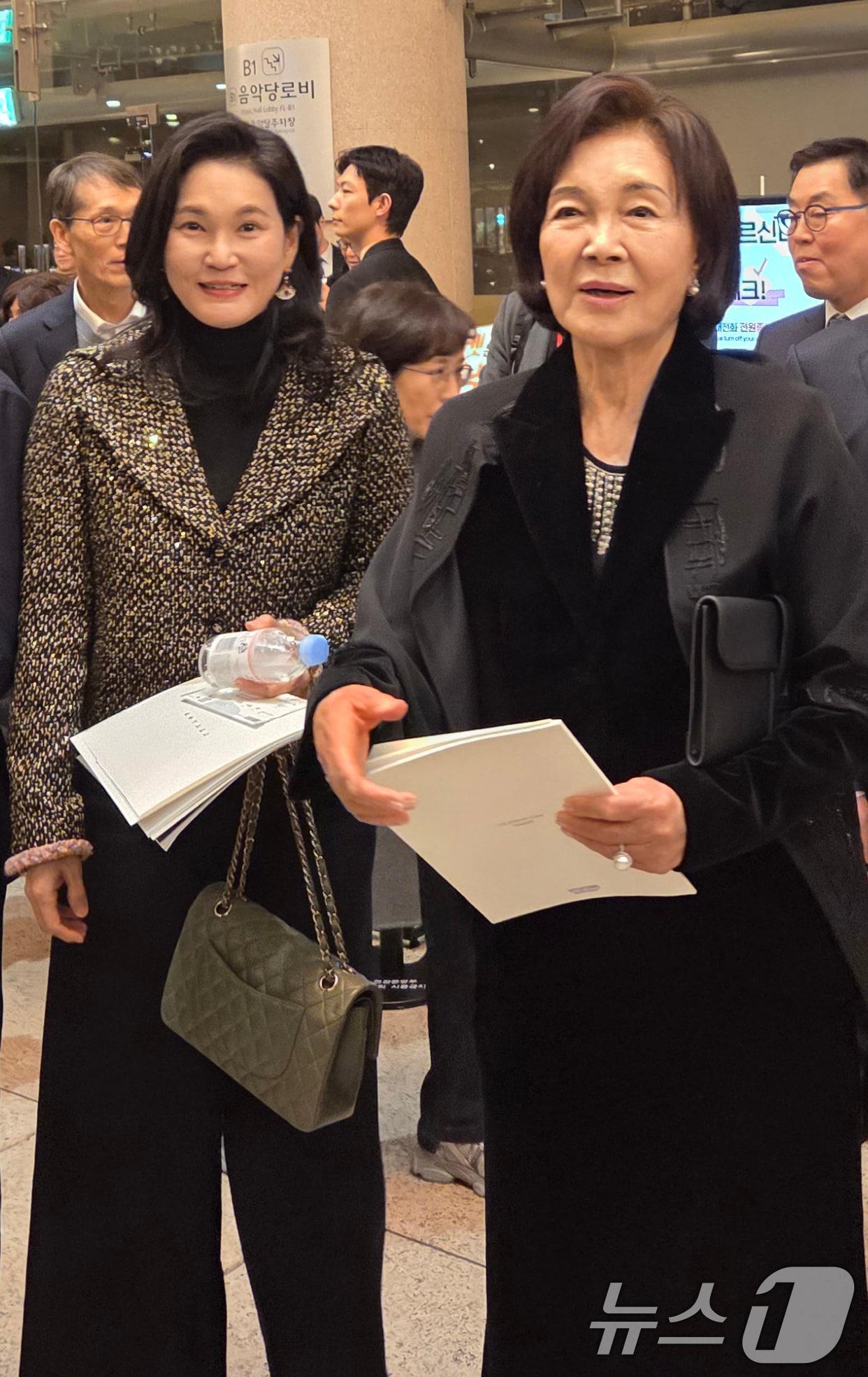 본문 이미지 - 홍라희 리움미술관 명예관장, 이서현 삼성물산 사장이 25일 오후 서울 서초구 예술의전당 콘서트홀에서 열린 아산 정주영 서거 25주기 추모 음악회에 참석하고 있다. 2026.2.25 ⓒ 뉴스1 박기범 기자