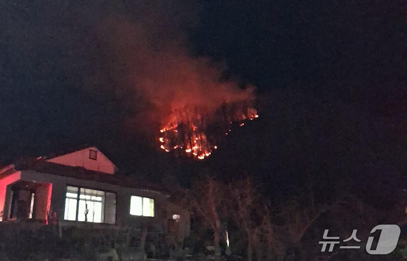 본문 이미지 - 25일 오후 7시31분쯤 경북 영주시 안정면 용산리의 한 야산에 전투기 1대가 추락해 산불이 나고 있다.(경북소방본부 제공. 재판매 및 DB금지)