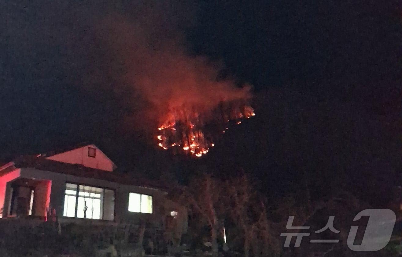 본문 이미지 - 25일 오후 7시31분쯤 경북 영주시 안정면 용산리 한 야산에 공군 F-16C 전투기가 야간 훈련 중 추락했다. 조종사는 탈출해 인명피해는 발생하지 않았으나, 추락하면서 전투기에 불이 붙어 산불로 번졌다. (경북소방본부 제공. 재판매 및 DB 금지) 2026.2.25 ⓒ 뉴스1 남승렬 기자