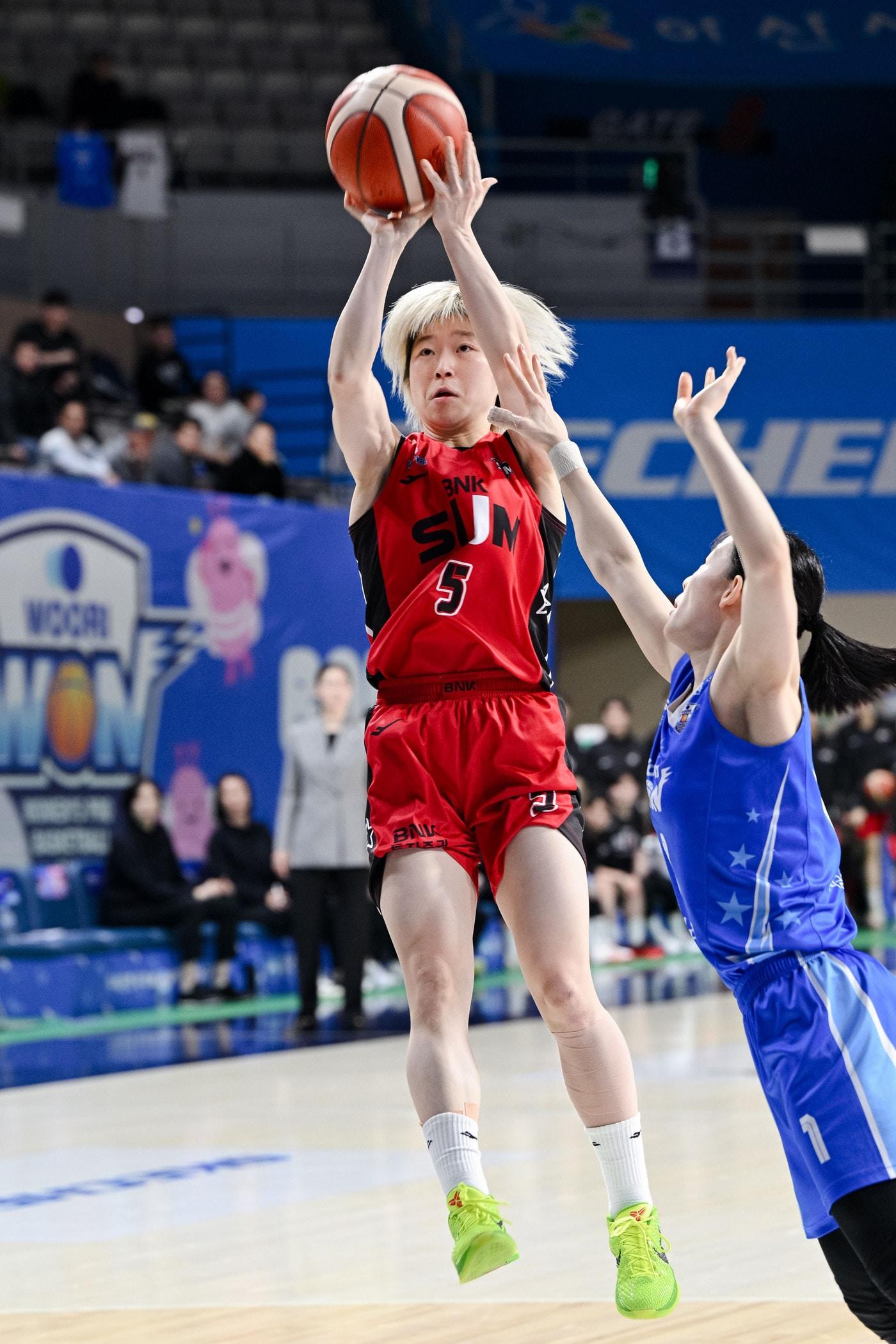 본문 이미지 - 부산 BNK 안혜지가 25일 열린 2025-26 여자프로농구 아산 우리은행전에서 20점을 기록하며 팀의 66-56 승리를 이끌었다. (WKBL 제공)