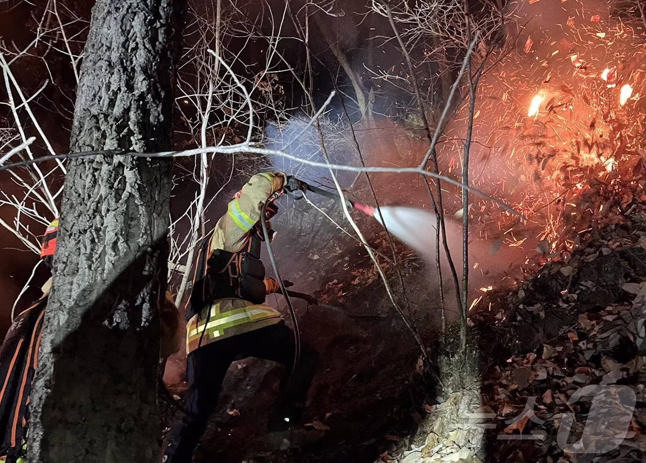 본문 이미지 - 25일 오후 7시31분쯤 경북 영주시 안정면 용산리 한 야산에 공군 F-16C 전투기가 야간 훈련 중 추락했다. 조종사는 탈출해 인명피해는 발생하지 않았으나, 추락하면서 전투기에 불이 붙어 산불로 번져 소방 당국이 진화에 나서고 있다. (경북소방본부 제공. 재판매 및 DB 금지) 2026.2.25 ⓒ 뉴스1 남승렬 기자