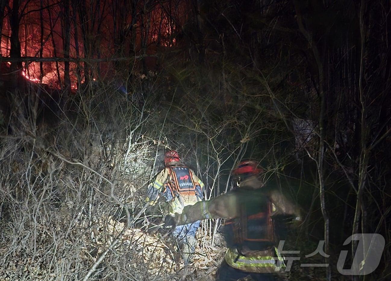 본문 이미지 - 25일 오후 7시31분쯤 경북 영주시 안정면 용산리 한 야산에 공군 F-16C 전투기가 야간 훈련 중 추락했다. 조종사는 탈출해 인명피해는 발생하지 않았으나, 추락하면서 전투기에 불이 붙어 산불로 번져 소방 당국이 진화에 나서고 있다. (경북소방본부 제공. 재판매 및 DB 금지) 2026.2.25 ⓒ 뉴스1 남승렬 기자