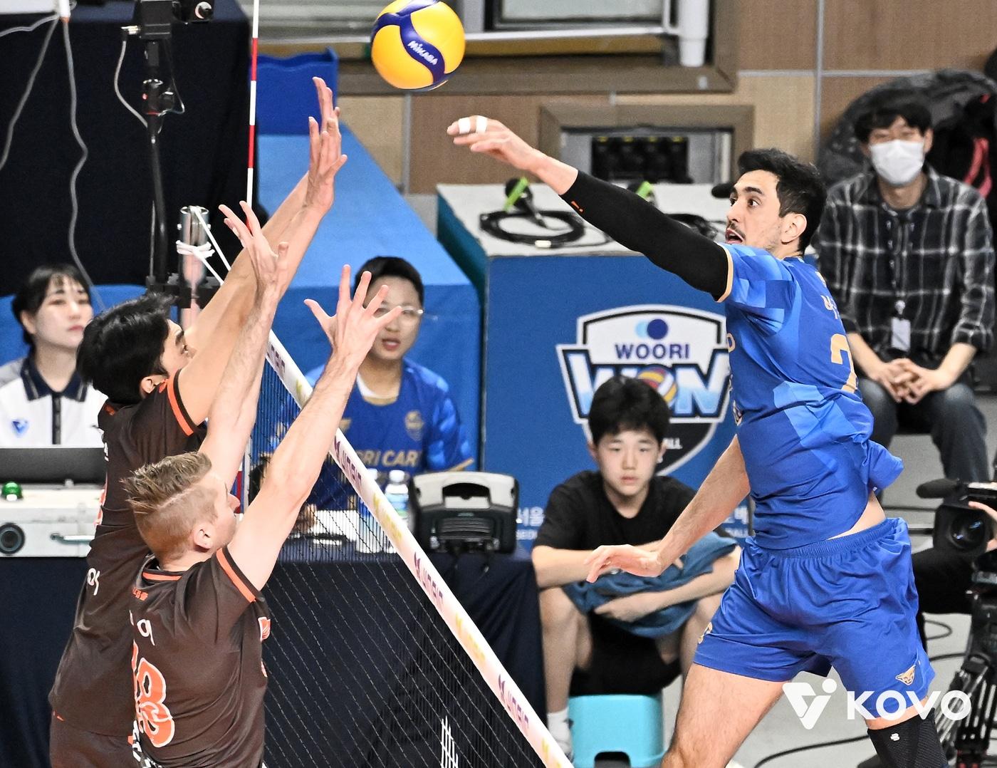 본문 이미지 - 우리카드는 25일 열린 2025-26 V리그 남자부 6라운드 홈 경기에서 OK저축은행을 3-1로 꺾고 5연승을 질주했다. (KOVO 제공)
