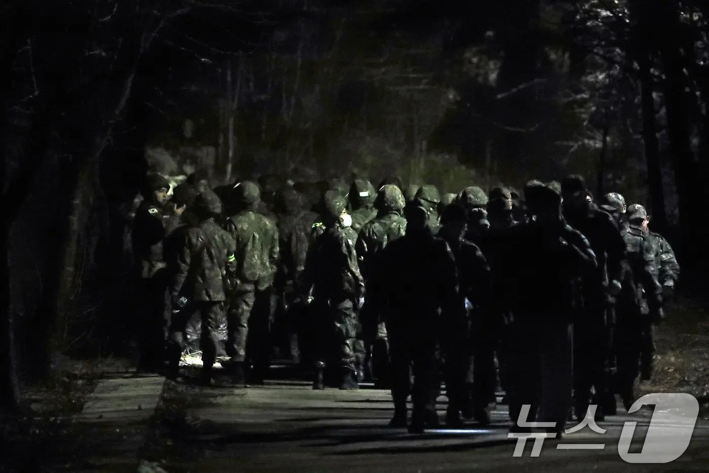 본문 이미지 - 25일 오후 7시 31분쯤 경북 영주시 안정면 용산리 한 야산에 공군 F-16C 전투기가 추락해 공군 관계자들이 진입로를 통제하고 있다. 2026.2.25 ⓒ 뉴스1 공정식 기자