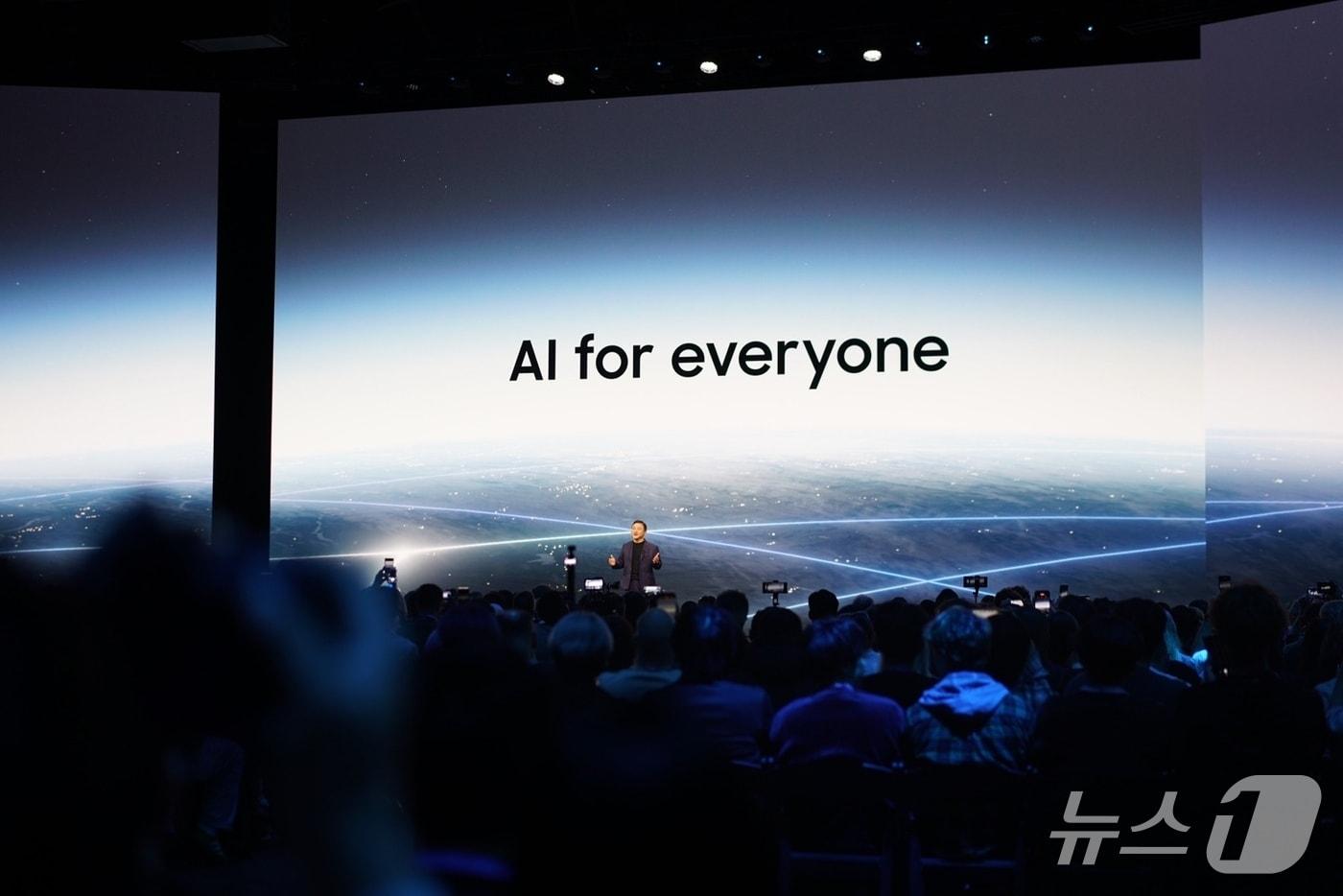 본문 이미지 - 노태문 삼성전자 대표이사 겸 디바이스경험(DX) 부문장(사장)이 '에이전틱 AI 스마트폰'으로서 '갤럭시S26'을 소개하고 있다. 2026.2.25 ⓒ 뉴스1 이기범 기자