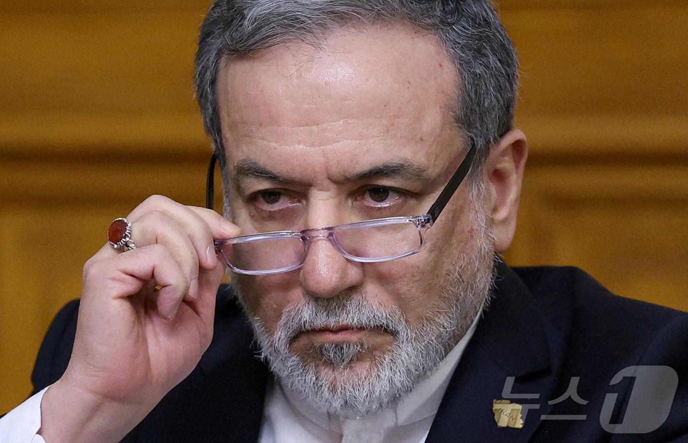 본문 이미지 - 아바스 아라그치 이란 외무부 장관이 지난해 12월 17일 러시아 모스크바를 방문해 세르게이 라브로프 러시아 외무장관과 회담하고 있다. 2025.12.17 ⓒ 로이터=뉴스1