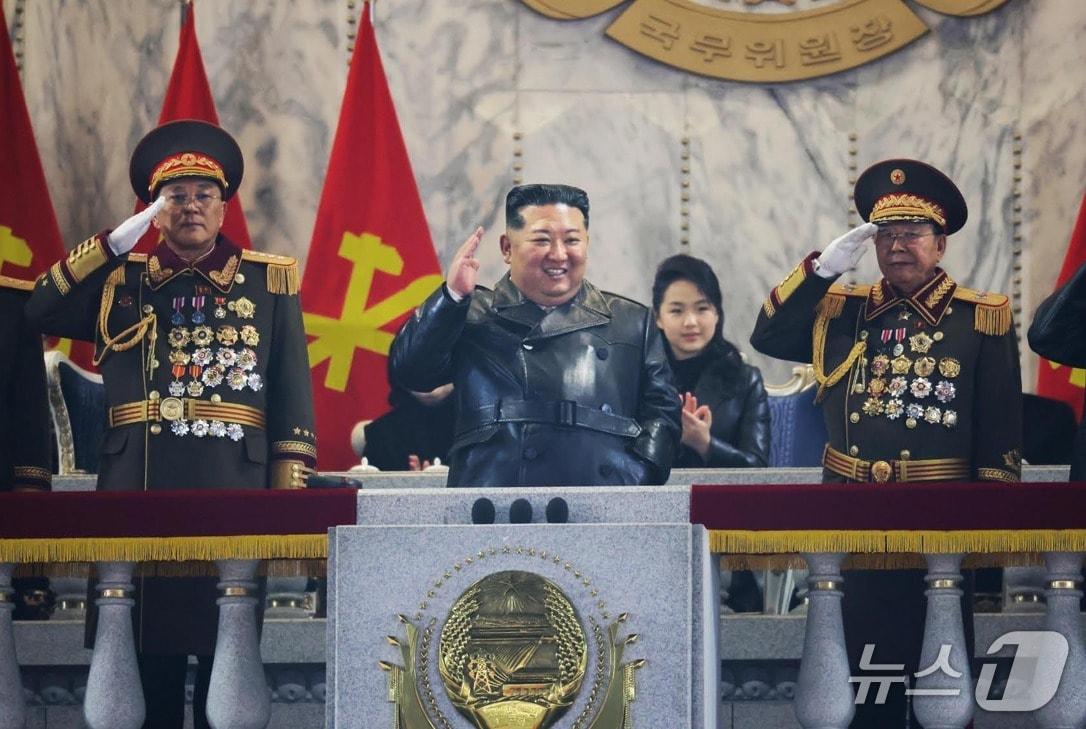 본문 이미지 - (평양 노동신문=뉴스1) 북한이 25일 제9차 노동당 대회 폐막을 기념하는 열병식을 평양 김일성광장에서 개최했다. 행사에 참석한 김정은 노동당 총비서와 딸 주애.[국내에서만 사용가능. 재배포 금지. DB 금지. For Use Only in the Republic of Korea. Redistribution Prohibited] rodongphoto@news1.kr