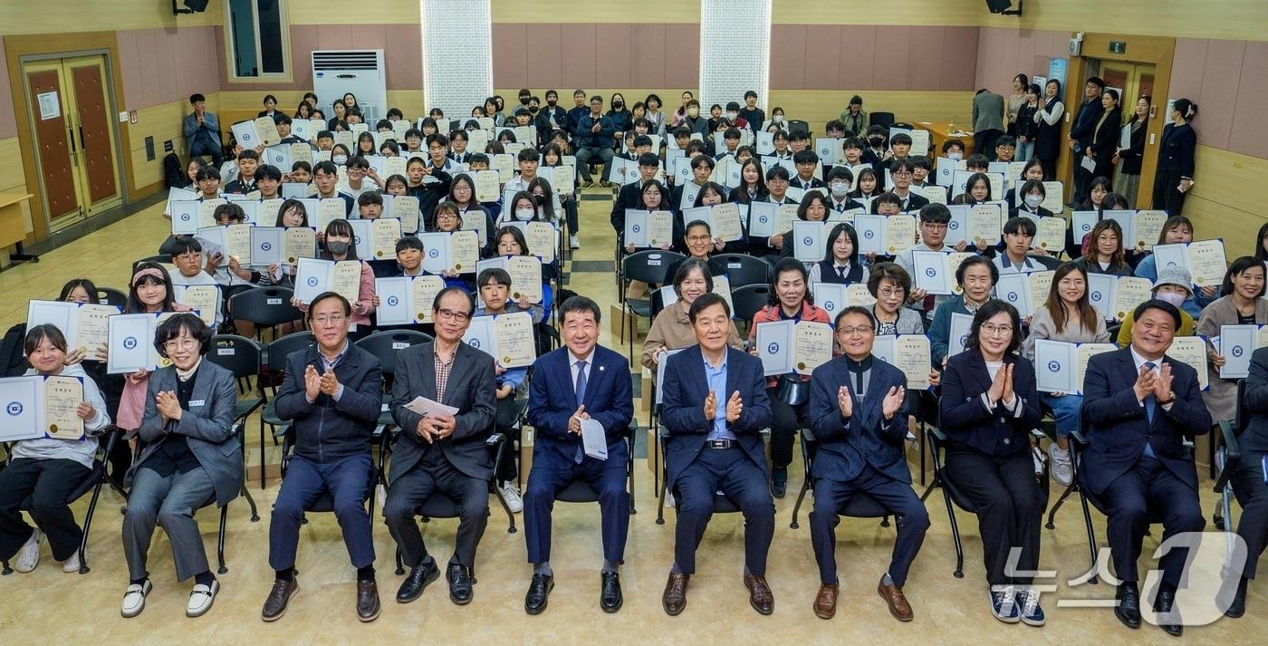 본문 이미지 - 2025년 증평군민장학회 장학금 수여식 모습.(증평군 제공, 재판매 및 DB금지)/뉴스1