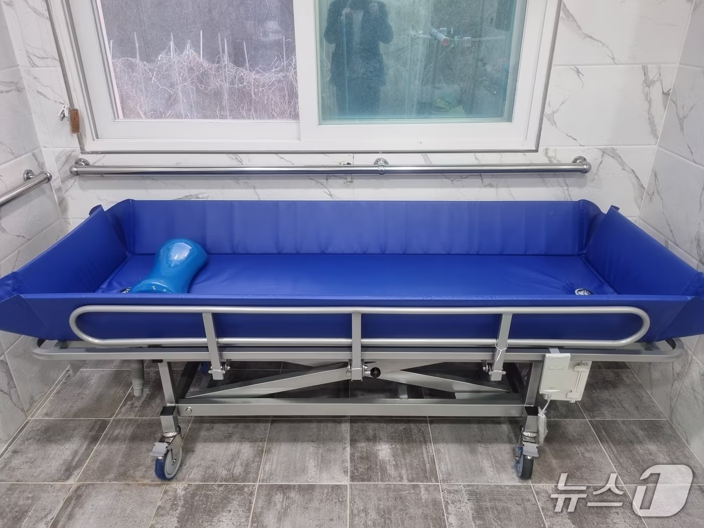 본문 이미지 - 충북 진천군이 노인요양시설에 보급한 이동식 목욕 침대.(진천군 제공, 재판매 및 DB금지)/뉴스1