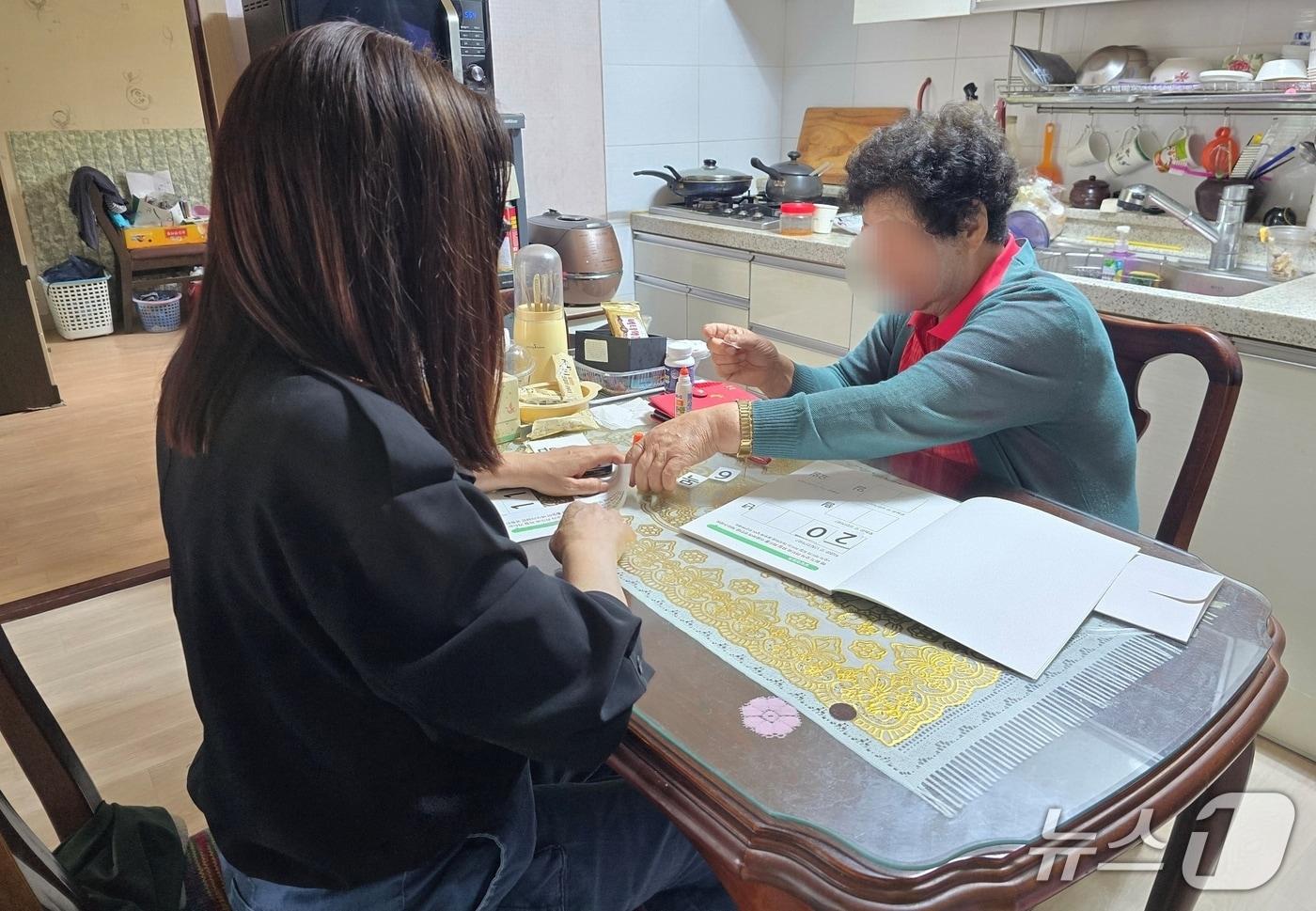 본문 이미지 - 충북 진천군 치매안심센터 기억지킴이 활동 모습.(진천군 제공, 재판매 및 DB금지)/뉴스1