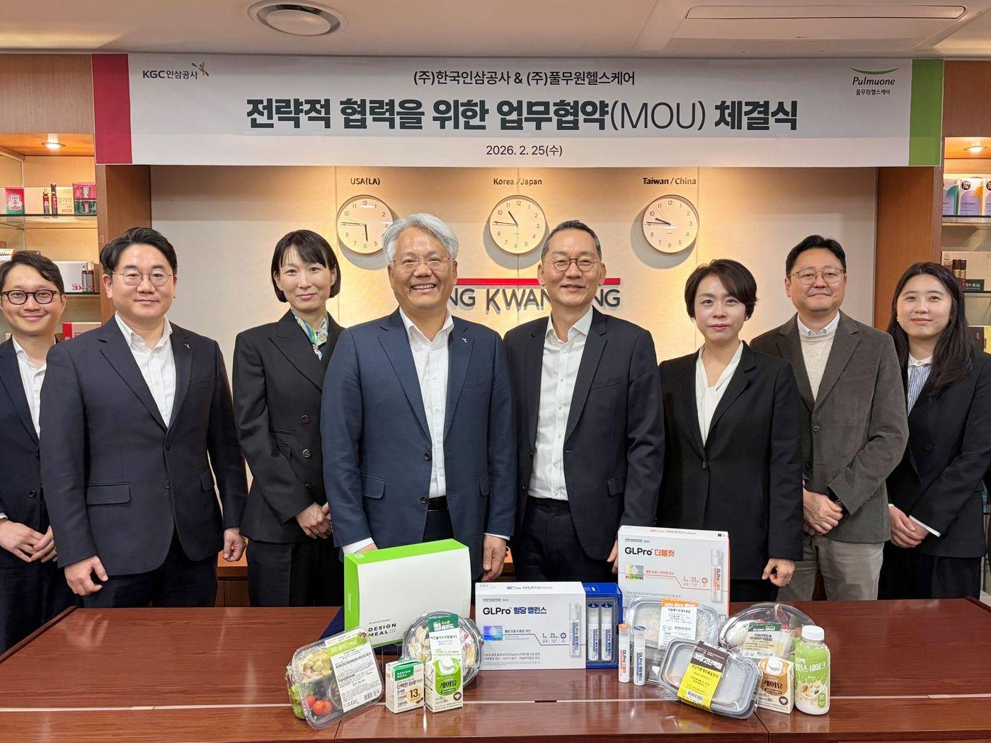 본문 이미지 -  풀무원헬스케어와 KGC인삼공사의 전략적 MOU 체결식을 마치고 (왼쪽 네번째) 임왕섭 KGC인삼공사 대표, (왼쪽 다섯번째)김진홍 풀무원헬스케어 대표를 비롯한 양사 임직원이 기념 촬영하고 있다.(풀무원헬스케어 제공)