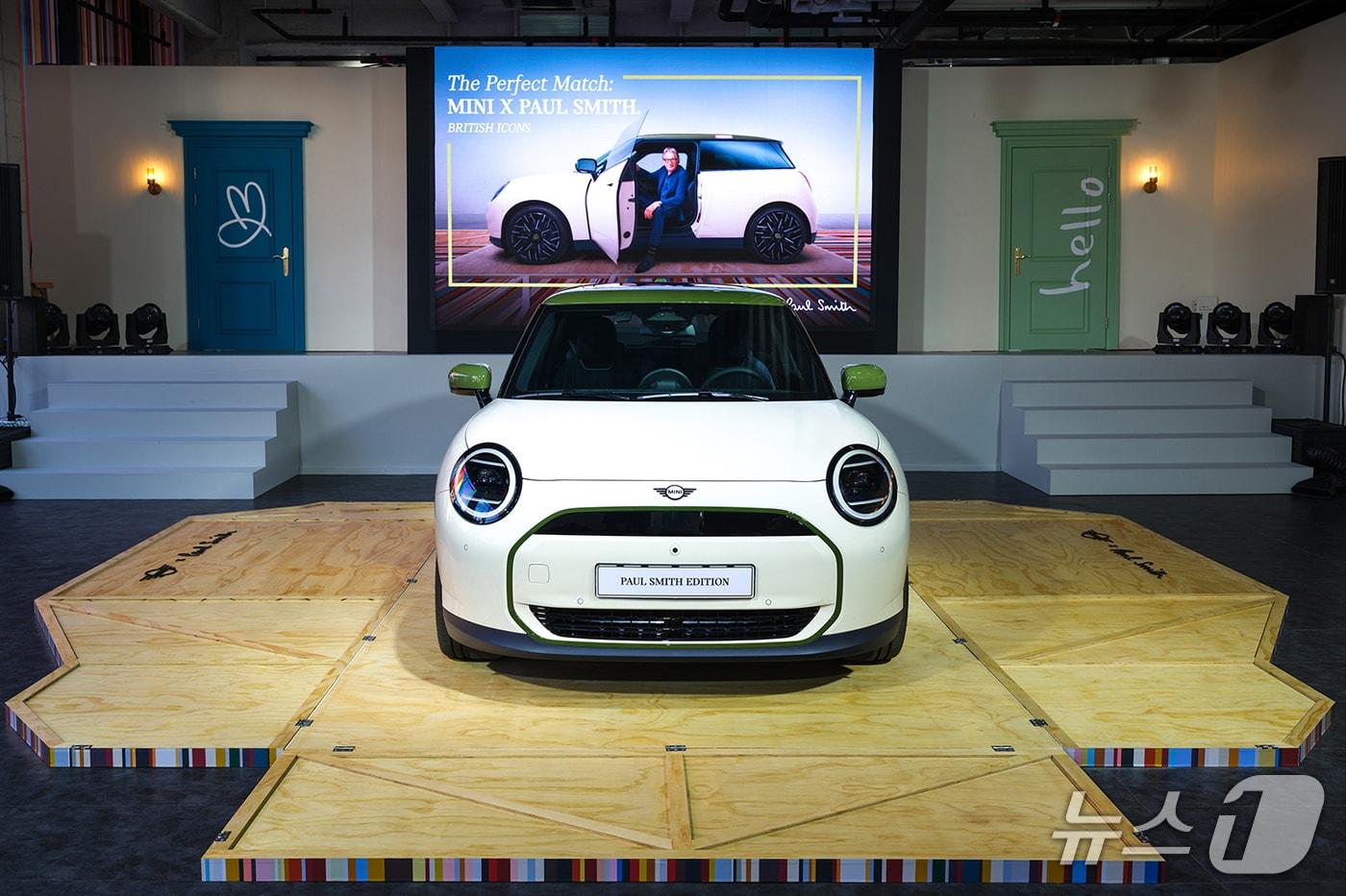 본문 이미지 - 26일 서울 용산 이태원에서 미니(MINI) 코리아가 공개한 '디 올-일렉트릭 미니 폴 스미스 에디션'의 모습(미니 코리아 제공). 2026.02.26.