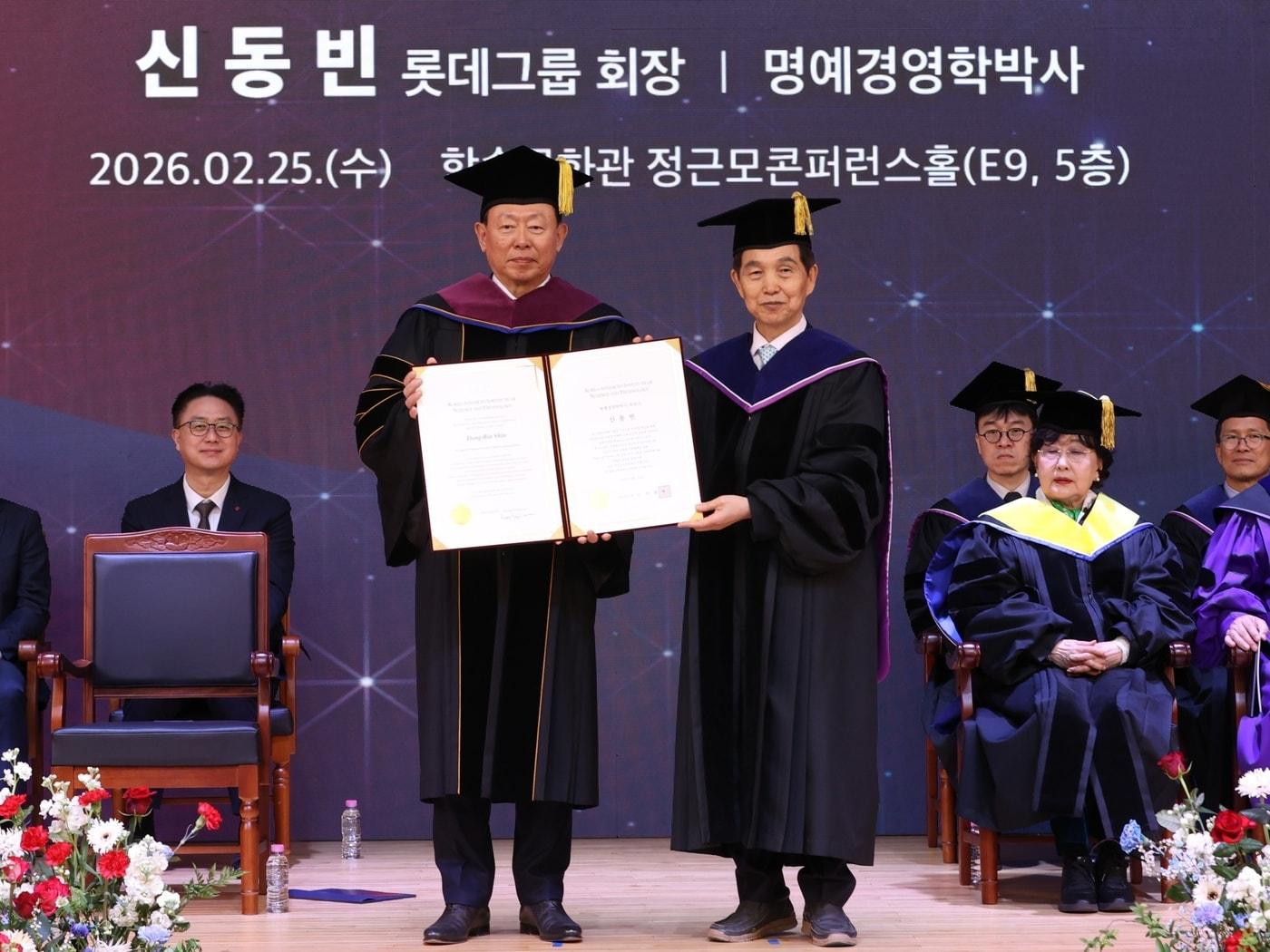 본문 이미지 - 25일 대전 카이스트(KAIST) 본원에서 열린 2026년도 명예박사 학위수여식에서 신동빈 롯데 회장(왼쪽)이 명예경영학 박사 학위를 받았다. (롯데 제공)