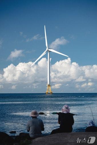 본문 이미지 - 제1회 윈디사진 공모전 대상 사진작가 정다규 씨의 '세월은 바람을 타고'(기후부 제공) ⓒ 뉴스1