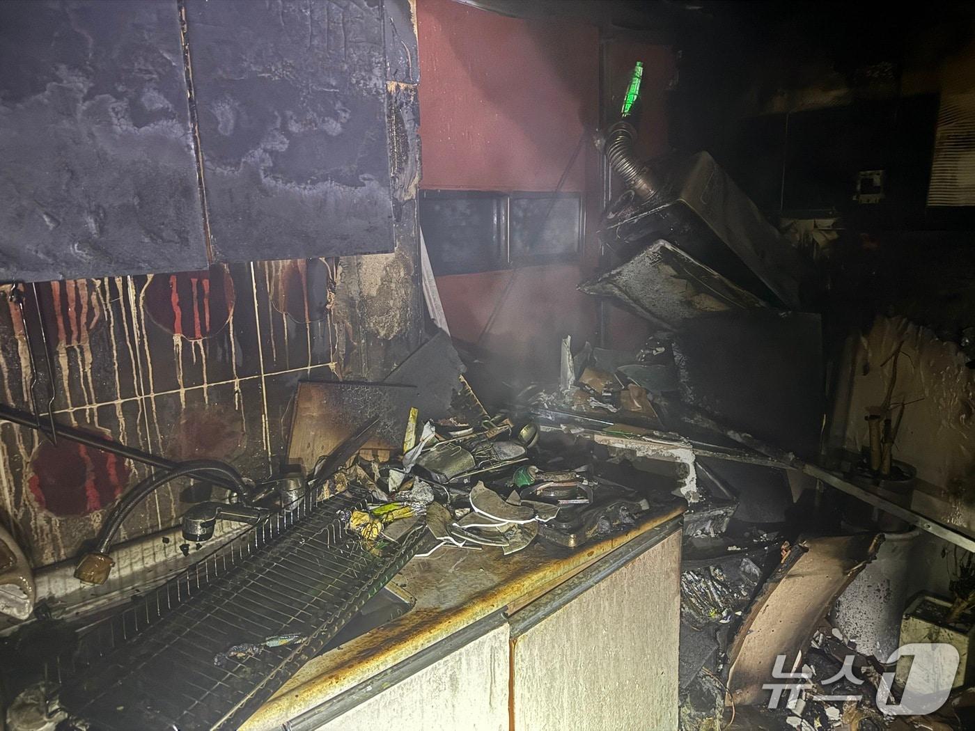 본문 이미지 - 25일 오후 부산 부산진구 부전동 오피스텔 화재 현장.(부산소방재난본부 제공. 재판매 및 DB 금지)