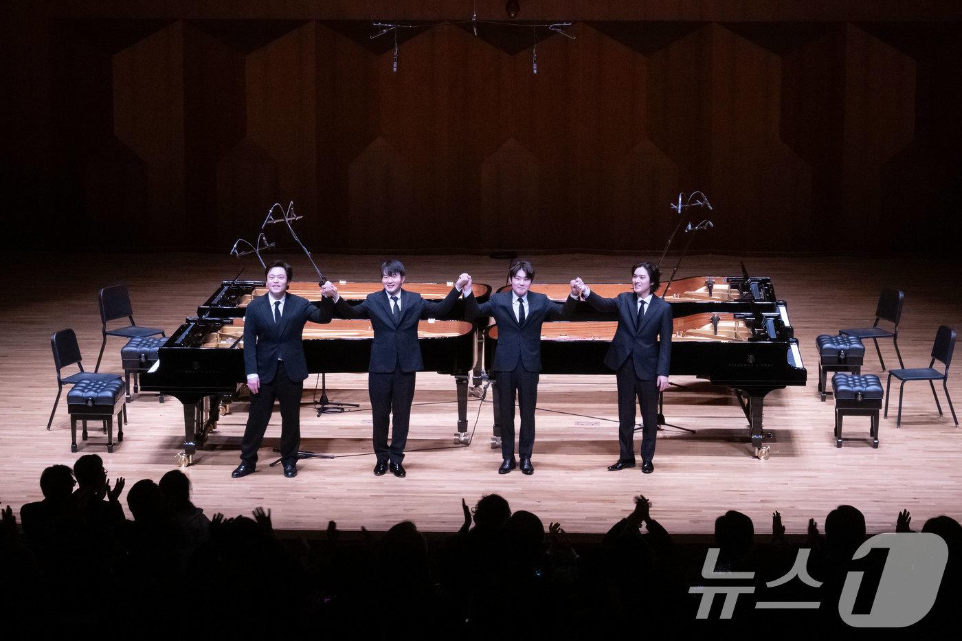 본문 이미지 - 피아니스트 김선욱(왼쪽부터), 선우예권, 조성진, 임윤찬이 지난 25일 서울 서초구 예술의전당에서 열린 '아산 정주영 서거 25주기 추모 음악회 : 이어지는 울림'에서 연주를 마친 뒤 관객들을 향해 인사하고 있다. (현대차그룹 제공. 재판매 및 DB 금지) 2026.2.26 ⓒ 뉴스1