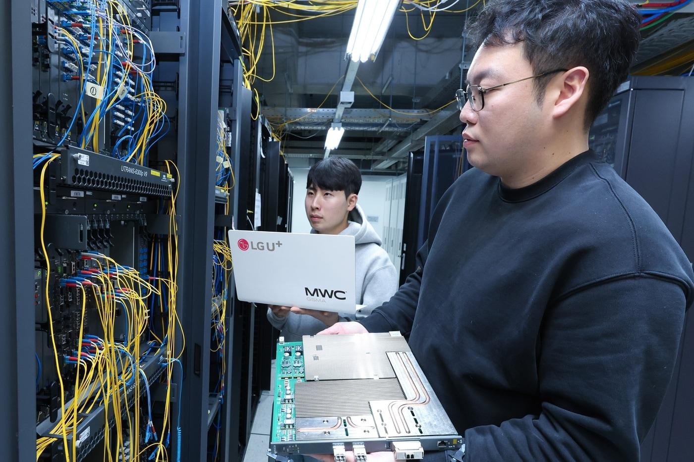 본문 이미지 - LG유플러스 임직원들이 양자내성암호(PQC) 광전송장비를 소개하고 있는 모습.(LG유플러스 제공)