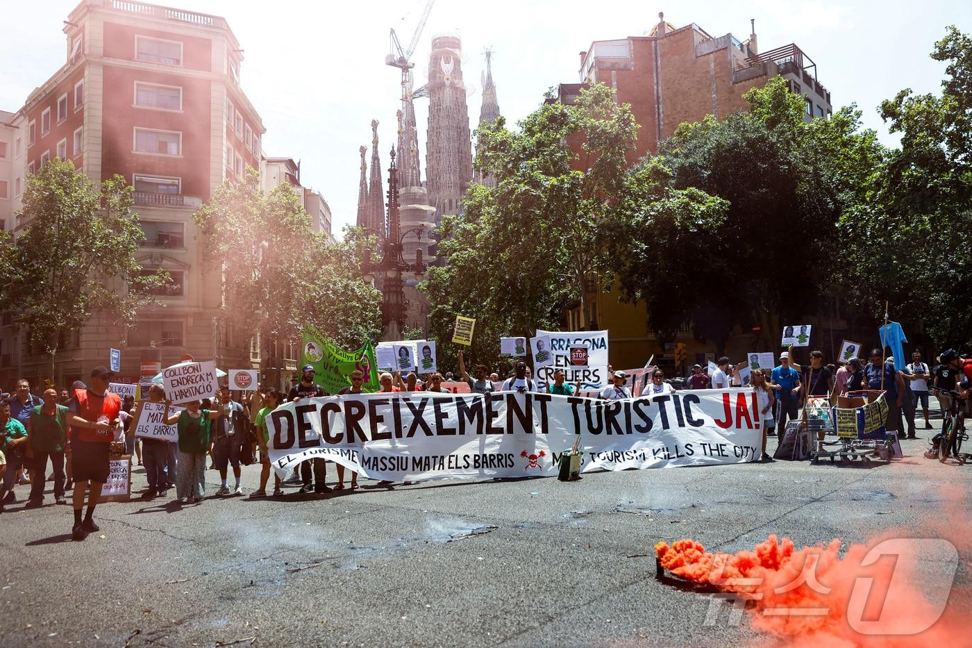 본문 이미지 - 지난해 6월 15일 스페인 바르셀로나에서 사람들이 대규모 관광에 반대하는 시위에 참여해 현수막을 들고 있다. 2025.06.15. ⓒ 로이터=뉴스1