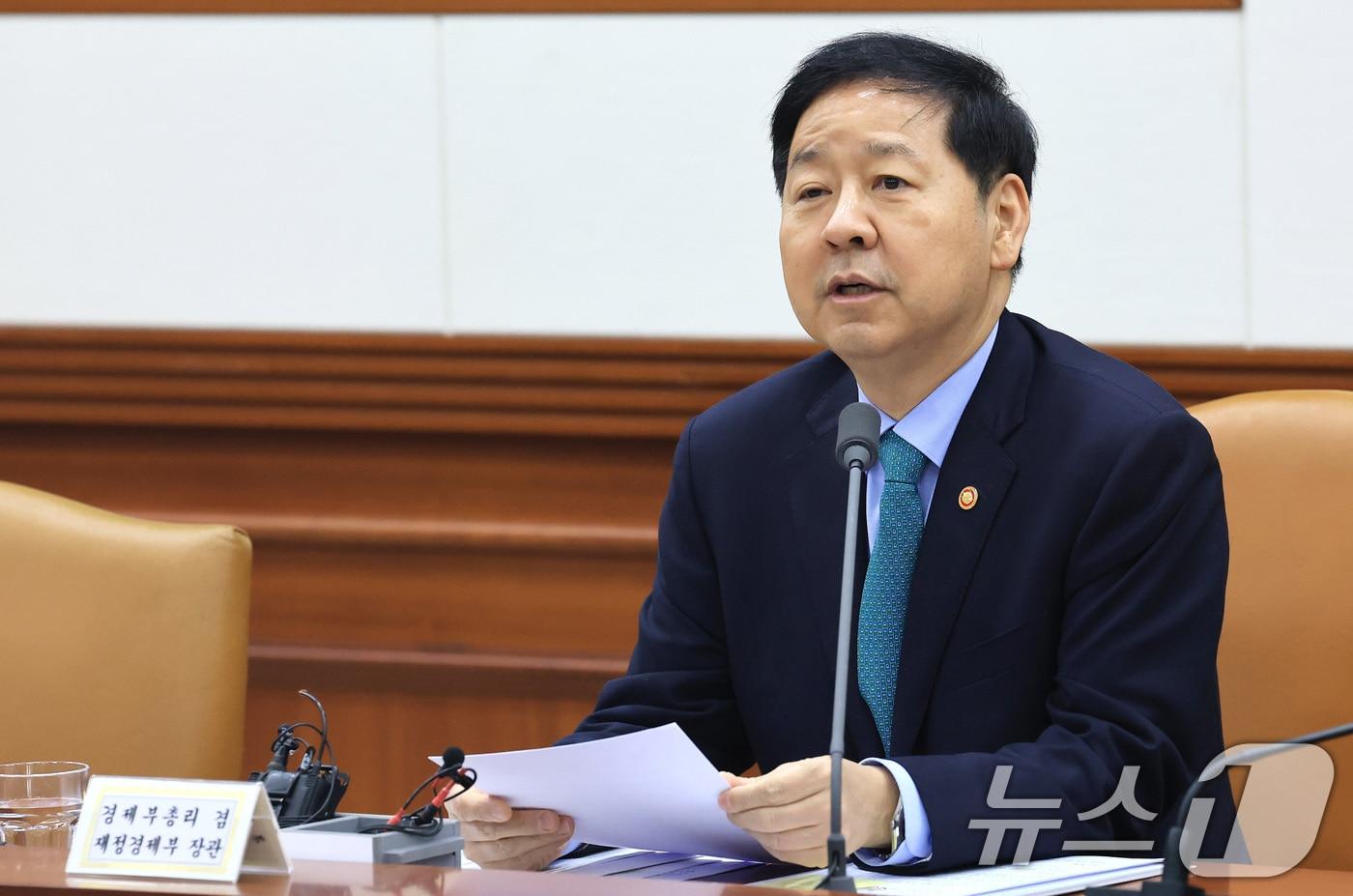 본문 이미지 - 구윤철 경제부총리 겸 재정경제부 장관이 26일 서울 종로구 정부서울청사에서 열린 민생물가 특별관리 관계장관 TF회의에서 모두발언을 하고 있다. 2026.2.26 ⓒ 뉴스1 임세영 기자