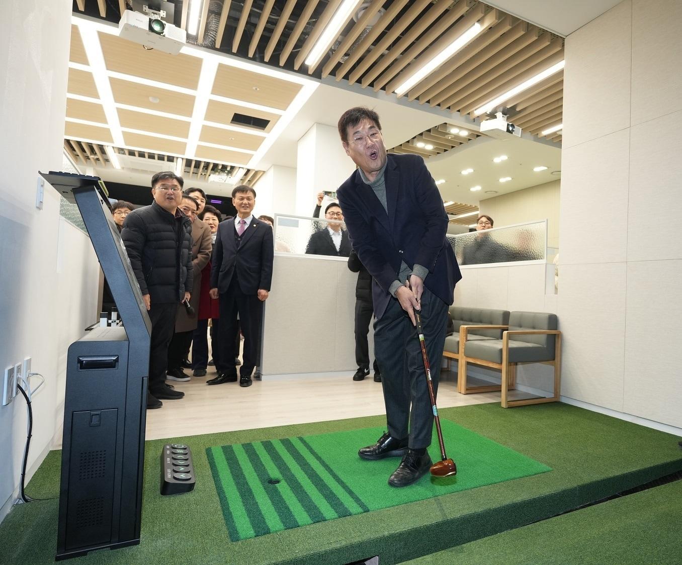 본문 이미지 - 옥인스포츠센터 스크린파크골프장에 방문한 정문헌 종로구청장(종로구 제공)