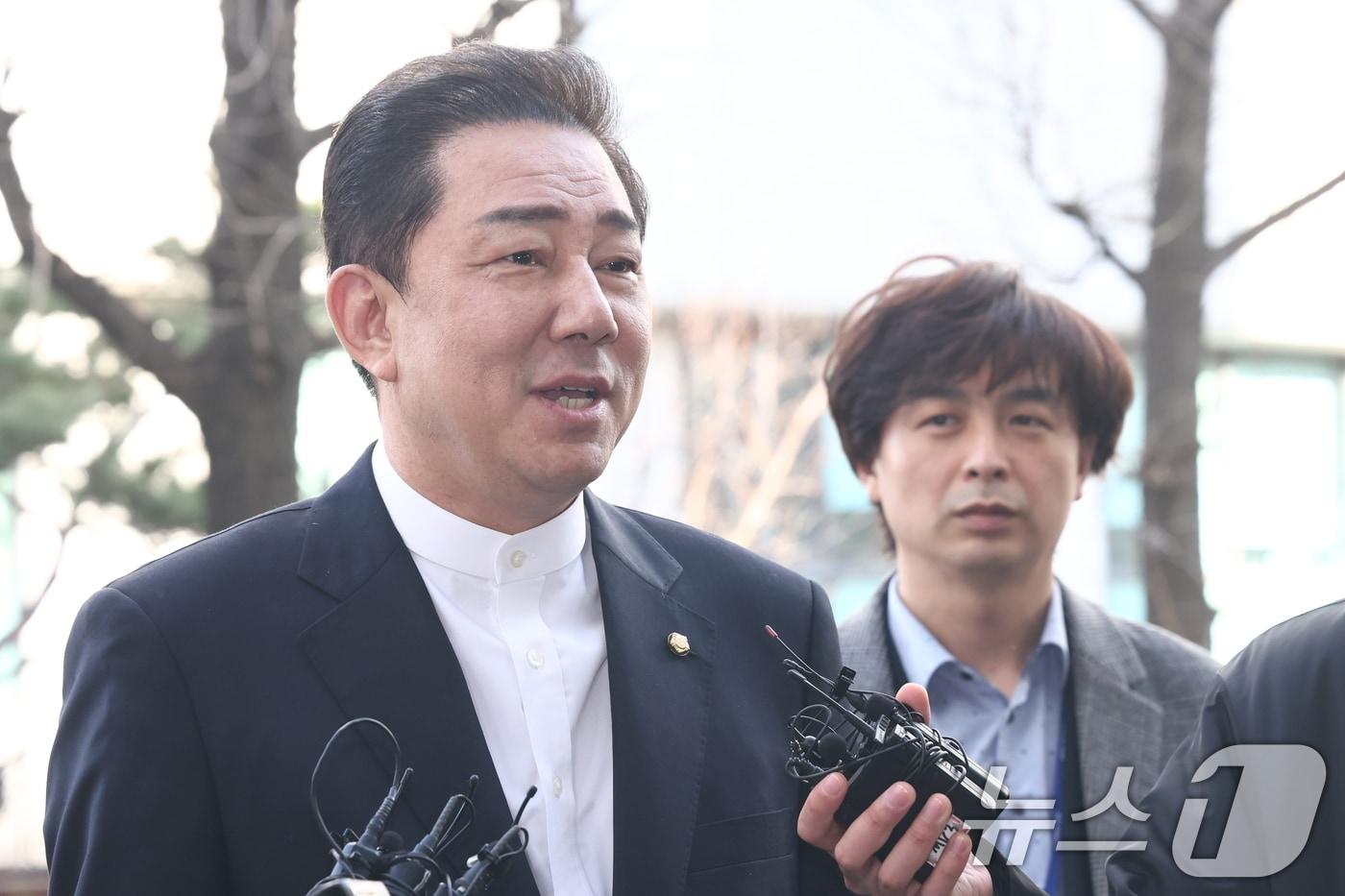 본문 이미지 - 공천헌금 수수 의혹 등 13가지 의혹으로 수사를 받고 있는 김병기 무소속 의원이 26일 오전 서울 마포구 서울경찰청 공공범죄수사대에 피의자 신분으로 출석하고 있다. 2026.2.26 ⓒ 뉴스1 최지환 기자