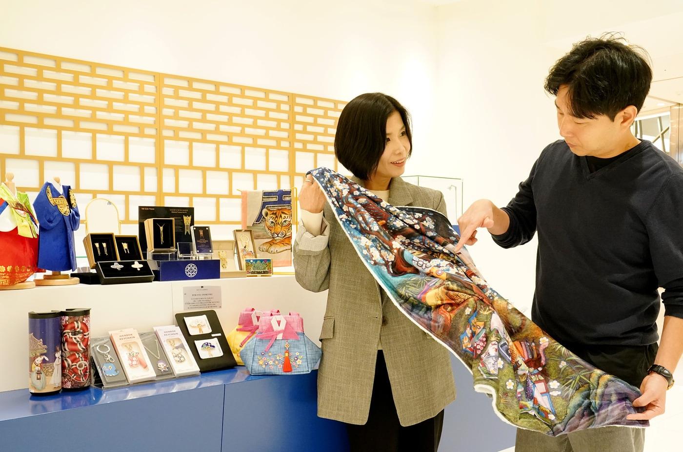 본문 이미지 - 롯데면세점 월드타워점 K-MUSEUM & GIFT 매장 (롯데면세점 제공)