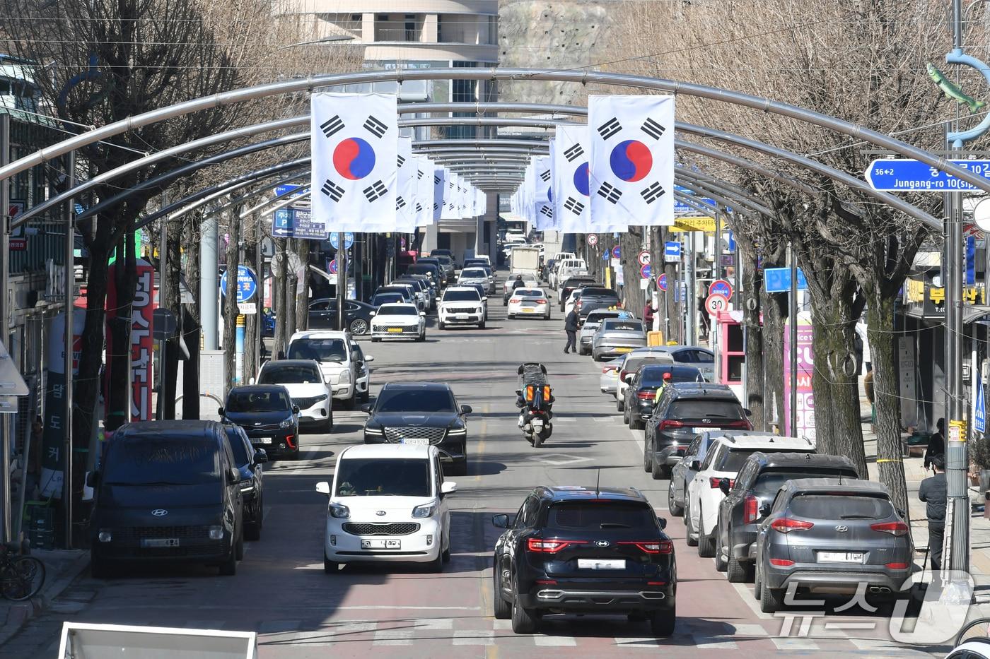 본문 이미지 - 제107주년 3․1절을 앞둔 26일 화천군 화천읍 중앙로 일대에 게양된 태극기.(화천군 제공, 재판매 및 DB금지)