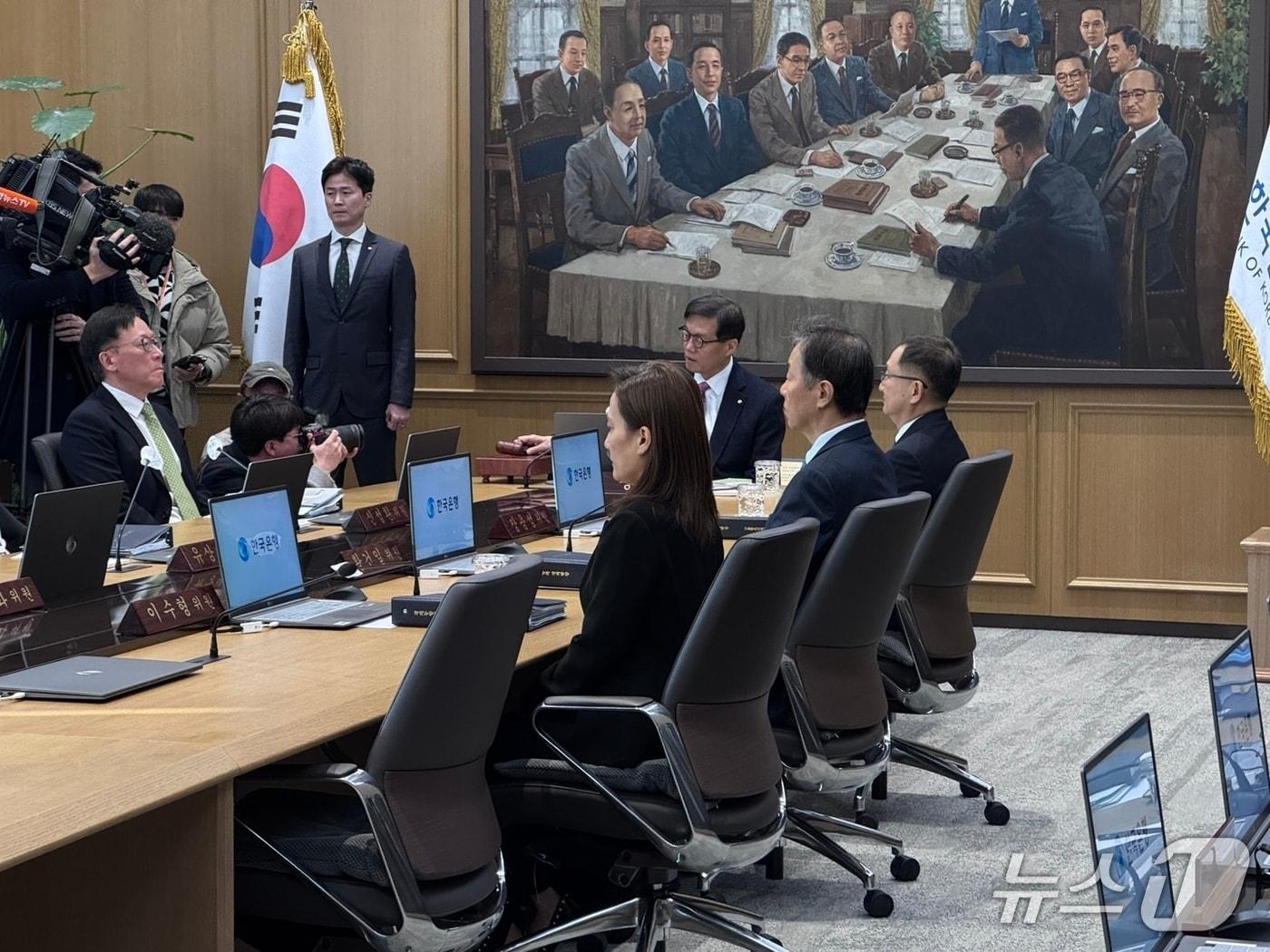 본문 이미지 - 이창용 한국은행 총재가 26일 오전 서울 중구 한국은행에 마련된 금융통화위원회 회의실에 입장해 의결봉을 두드리고 있다.2026.02.26/뉴스1 ⓒ News1 이강 기자