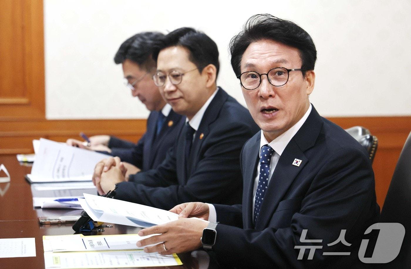 본문 이미지 - 김민석 국무총리가 26일 서울 종로구 정부서울청사에서 열린 AI 악용 등 가짜뉴스 대응 관계장관회의에서 모두발언을 하고 있다. 2026.2.26 ⓒ 뉴스1 임세영 기자