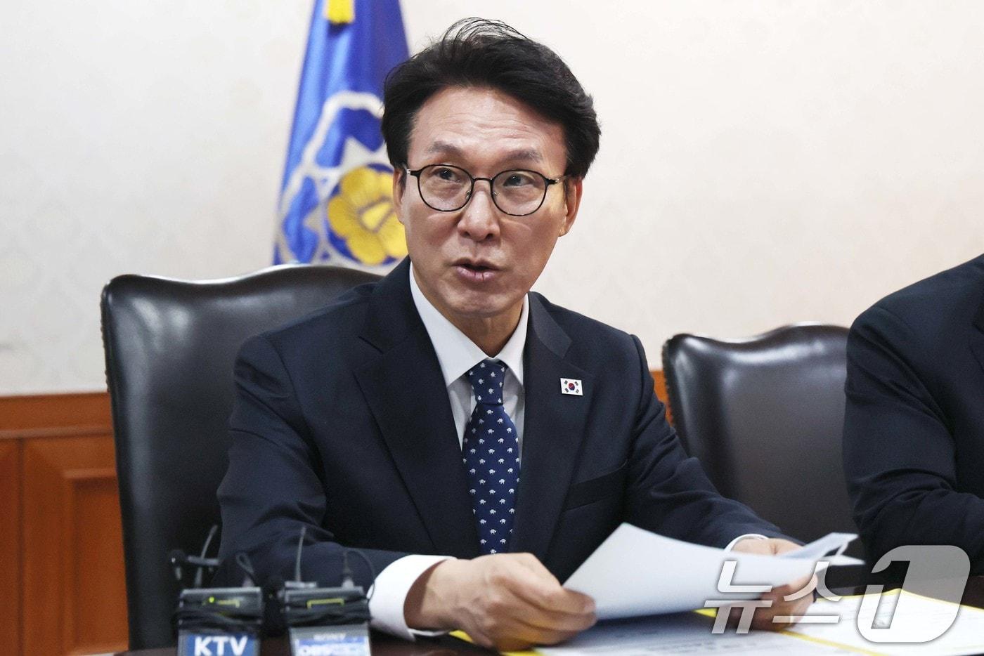 본문 이미지 - 김민석 국무총리가 26일 서울 종로구 정부서울청사에서 열린 AI 악용 등 가짜뉴스 대응 관계장관회의에서 모두발언을 하고 있다. 2026.2.26 ⓒ 뉴스1 임세영 기자