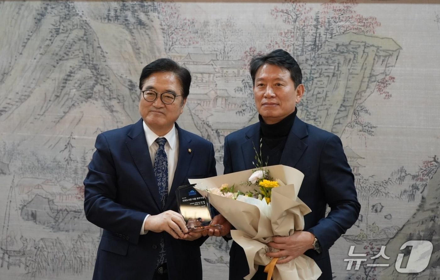 본문 이미지 - 조인철 더불어민주당 의원이 국회도서관 이용 최우수의원으로 선정됐다. 사진 왼쪽부터 우원식 국회의장, 조인철 의원. 2026.2.26/뉴스1